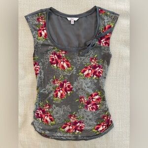 Candie’s Floral Sleeveless Blouse Top. Size Juniors Medium.